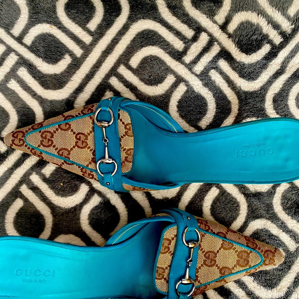 This is a pair of authentic and vintage Gucci mules size 8 turquoise